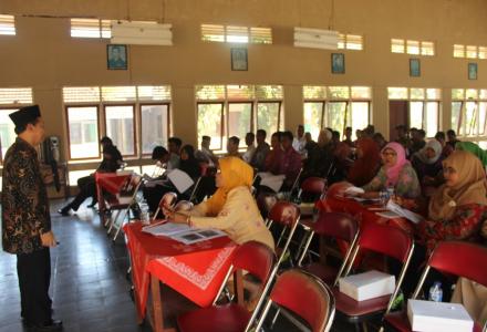 Penyuluhan Hukum dalam Rangka Pembentukan dan Pembinaan Keluarga Sadar Hukum (KADARKUM) Tingkat Desa