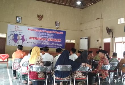 Anjangsana Anggota Dewan (Mbah Sadji) dalam Kegiatan Merawat Jenazah