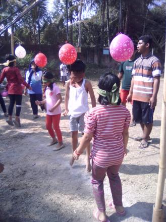 Perlombaan anak-anak dusun kenteng dalam menyambut HUT RI