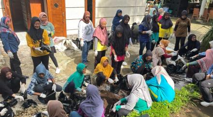 Senam Bersama dan Penanaman Bibit Cabai Warnai Kegiatan KWT Khoirunnisaa Wonorejo 1